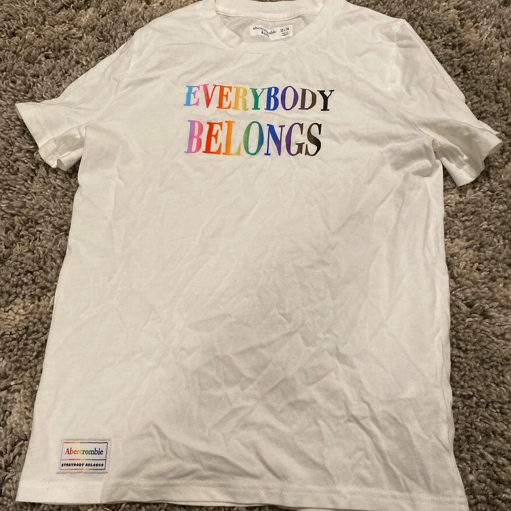 Everybody belongs tee